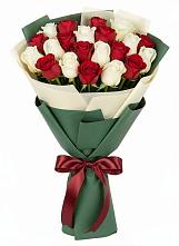 Букет Микс из красных и белых роз в Исток