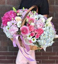 Композиция солнечный день в Исток Цветочная композиция из Розы, Хризантемы, Пионы и Лизиантусы в корзине в Исток