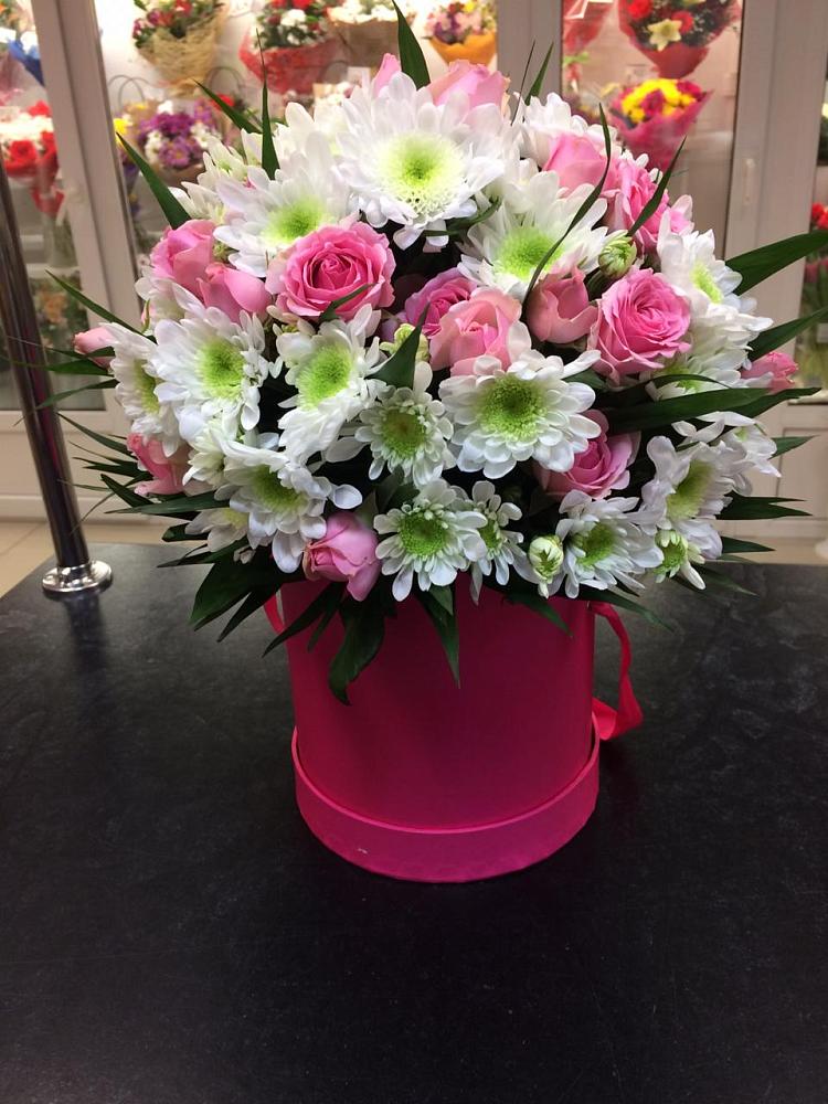 Цветочная композиция из Розы и Хризантемы в шляпной коробке в Исток