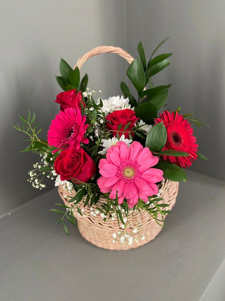 Цветочная композиция из Розы, Хризантемы и Герберы в корзине в Исток