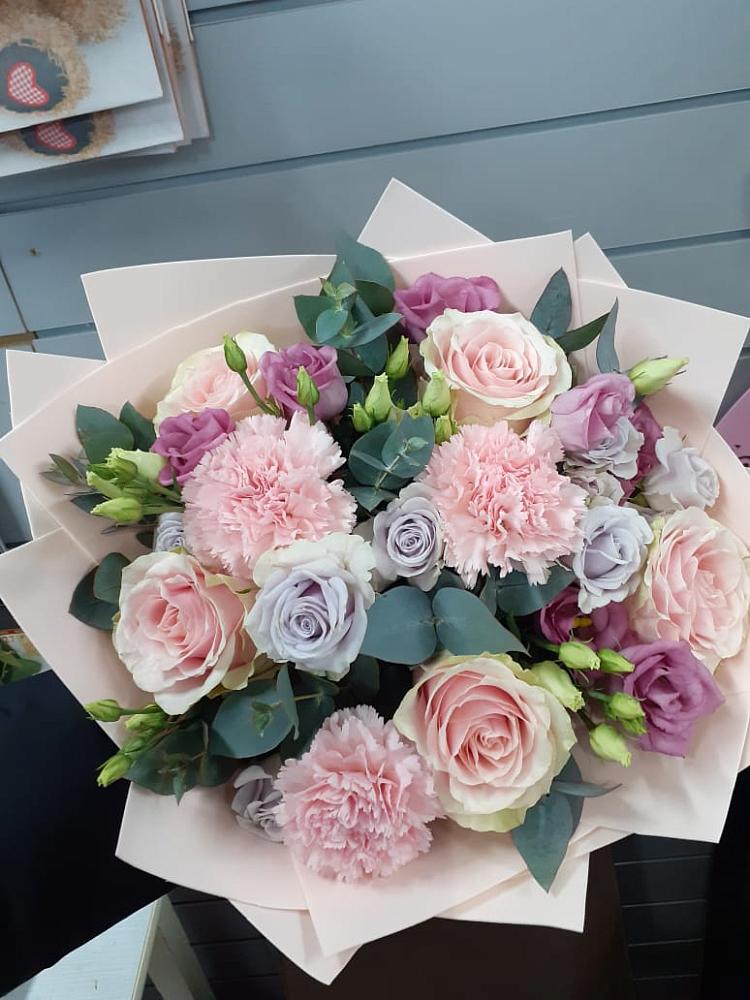 Букет цветов из: Розы, Гвоздики и Лизиантусы в Исток