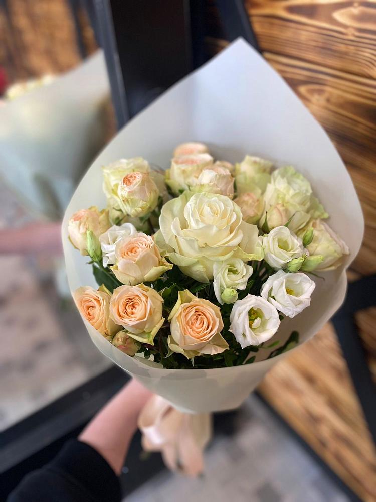 Букет цветов из: Розы и Лизиантусы в Исток